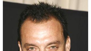 トム・サイズモア、刑務所から8か月も早く出所