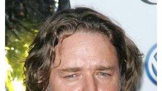 ラッセル・クロウ、ラグビー・クラブからスロット・マシンを排除