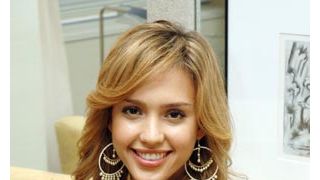 ジェシカ・アルバ、正式に婚約を発表