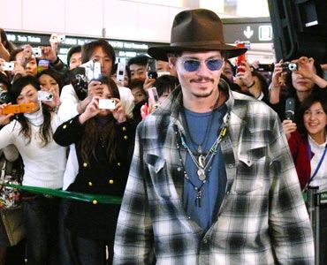 ジョニー・デップが来日！成田空港には1500人のファンが集まり熱烈歓迎!!