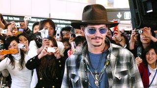 ジョニー・デップが来日！成田空港には1500人のファンが集まり熱烈歓迎!!