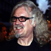 ビリー・コノリー、凍結道路で自動車事故