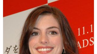 アン・ハサウェイ、ランコムの新しい香水をプロモ