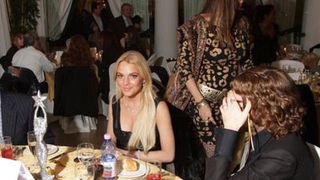 アル中の治療を受けているリンジー・ローハン、シャンパンをラッパ飲み
