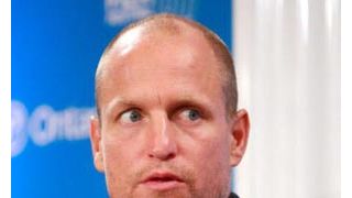 ウディ・ハレルソン、衣装ドロボウを発見