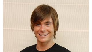 ザック・エフロンのパンツが丸見えに!