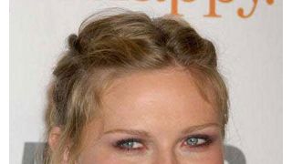 ジョシュ・ハートネットとキルスティン・ダンスト、ライブ会場でキス