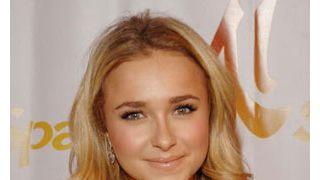 「HEROES」のヘイデン・パネッティーア、今度は捕鯨反対デモに出席