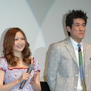 臨月サエコ、宮川大輔の“スベらない”ネタにされてもママの笑顔!