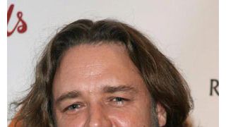 ラッセル・クロウ、右手の包帯は何?