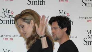 ブラピとアンジェリーナ、押しつぶされた小さなファンを救助