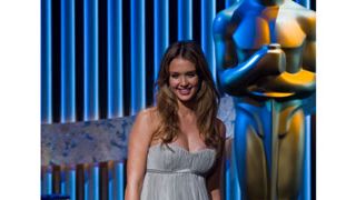 ジェシカ・アルバがコンピューター専門用語と格闘!オタクな方々もメロメロ?