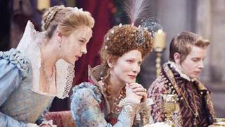 エリザベス女王は、ファッションマニア！戦闘用のヘアースタイルまでスタイリング