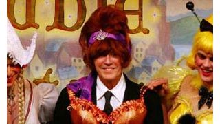 クリストファー・ウォーケン、授賞式はブラジャーにカツラで!