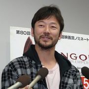がんばれ日本!アカデミー賞授賞式へ向かう浅野忠信を成田でキャッチ!「スピーチは英語で」