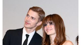 ヘイデン、恋人レイチェルと舞台上で見つめ合いラブラブムード全開！