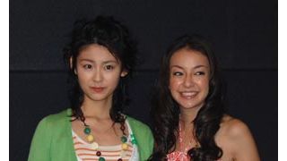 この寒空に薄着で素足にサンダル！本仮屋ユイカとクリスティーナ、海辺のロマンスはちょっと……？