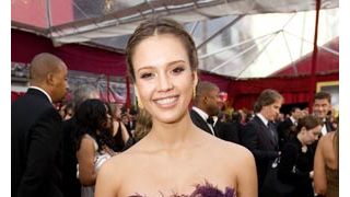 妊娠中のジェシカ・アルバ、オスカーの舞台裏で転倒寸前