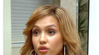 ジェシカ・アルバ、ブログで「赤ちゃんは元気に蹴っています」