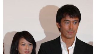 夏川結衣マジギレ?「ウソばっかり!」、阿部寛の舞台あいさつ“ヒソヒソ女将”状態!
