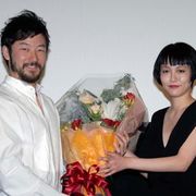 浅野忠信、菊地凛子から花束受け取り感無量!