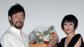 浅野忠信、菊地凛子から花束受け取り感無量!