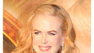 ニコール・キッドマン、ビーチでのんびりお散歩