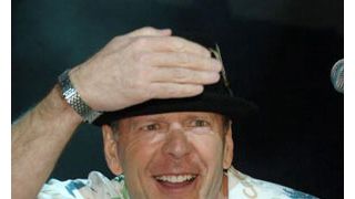 ブルース・ウィリス、パパラッチに水をぶちまける