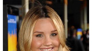 アマンダ・バインズ、レッドカーペットを避けての入場にブーイング