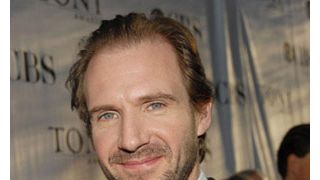 レイフ・ファインズ、舞台初日に停電！でも批評は上々