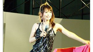 しょこたん、ついに全米進出！ピンクのはっぴを豪快に脱ぎ捨て熱唱