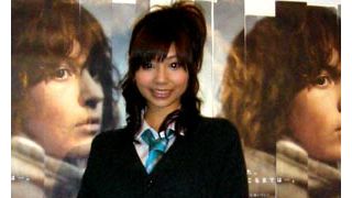 退学処分の小泉麻耶がミニスカ制服姿で登場!もうふっきれた…