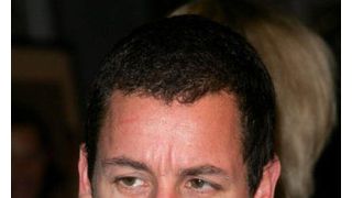 アダム・サンドラー、バスケの最中に骨折