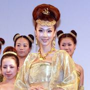 ほしのあき、胸元締め付け王妃コスプレで「巨乳帝国」を作ると宣言!!
