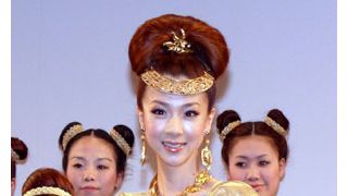 ほしのあき、胸元締め付け王妃コスプレで「巨乳帝国」を作ると宣言!!