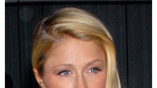 パリス・ヒルトン、壁に落書きをしてロシアのホテルから出入り禁止？