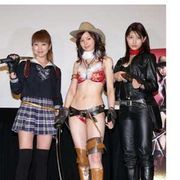 大胆ビキニ、セーラー服、レザースーツと男の願望を満たすセクシー美女3人が集結!