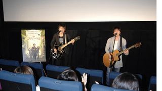 人気急上昇中のイケメン・デュオ「遊吟」は、ライブ中緊張で放心状態！