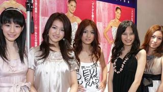 美少女5人がショーウィンドーの中に!!公道に見物客があふれる!