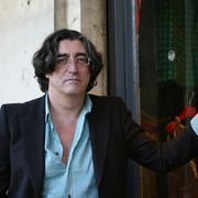 ファッション界のカリスマ、ディディエ・リュドがジュリアン・ムーアを妖艶に変身!