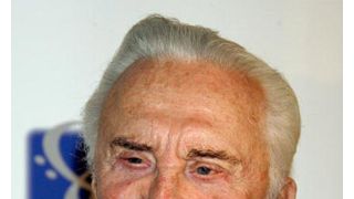 カーク・ダグラス、400校目の小学校へ遊び場を寄付