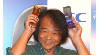 押井守監督、ケータイ電話を手にしてネコ耳？