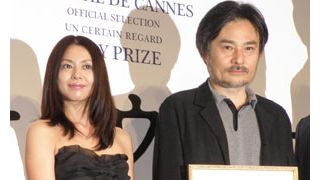 セクシーな黒ドレスの小泉今日子「胸がいっぱい…」と感無量