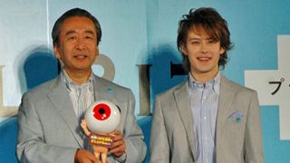 ウエンツ瑛士、ぎこちないけどすごい人気！環境大臣に目玉おやじを贈る！