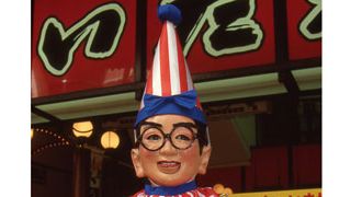 大阪のくいだおれ太郎が「インディ・ジョーンズ」プレミアでレッドカーペットを歩く！