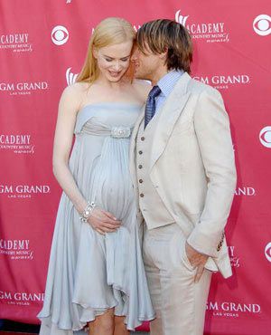 ニコール・キッドマン、妊娠8か月でアツイ抱擁とキス