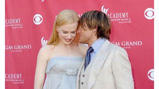 ニコール・キッドマン、妊娠8か月でアツイ抱擁とキス