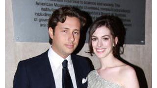 『プラダを着た悪魔』アン・ハサウェイの恋人が運営するチャリティをニューヨーク州が調査