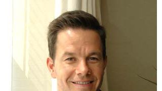 マーク・ウォールバーグ、来年の夏に結婚予定