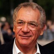 オスカー受賞監督の故シドニー・ポラックの告別式に親族と友人らが出席